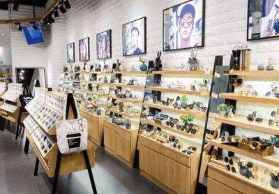 眼鏡店門可羅雀卻屹立不倒的背后 是暴利還是另有乾坤？